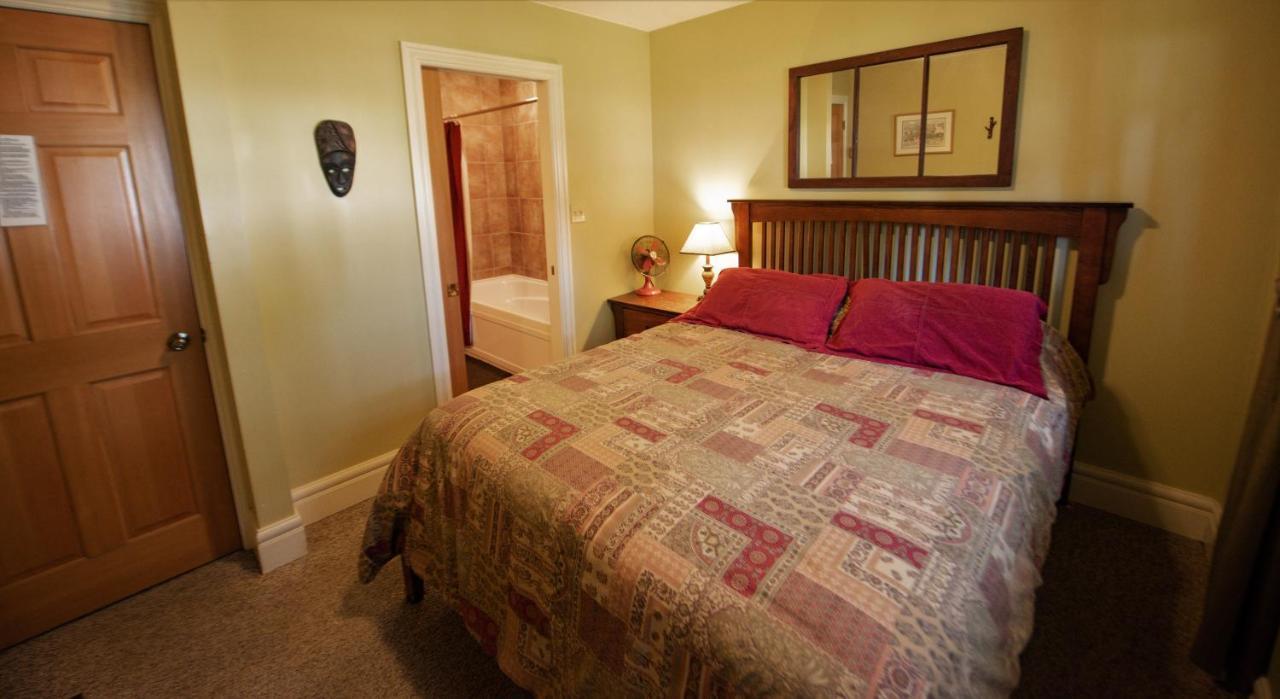 Auberge Kicking Horse Guest House Golden Exterior photo