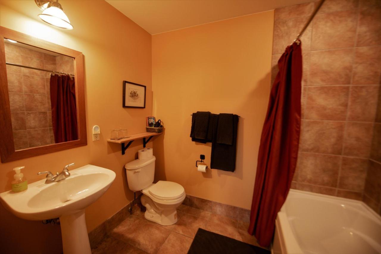 Auberge Kicking Horse Guest House Golden Exterior photo